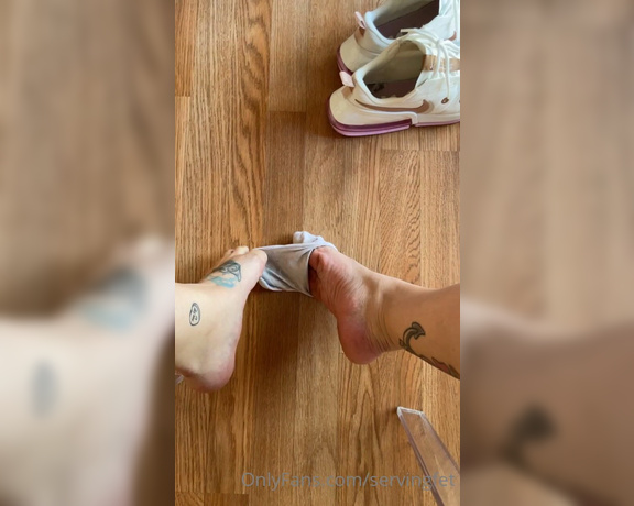 Servingbarefeet aka Servingfet OnlyFans - Quick Sock removal on iG live before they booted