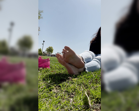 Servingbarefeet aka Servingfet OnlyFans - Sunny Saturday soles