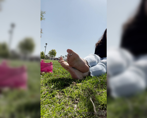 Servingbarefeet aka Servingfet OnlyFans - Sunny Saturday soles