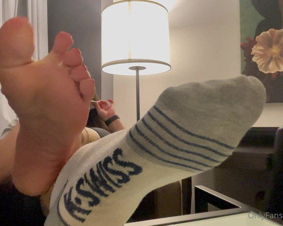 Servingbarefeet aka Servingfet OnlyFans - Arriving at my hotel room after a long day of travel… Only to smell my stinkers !