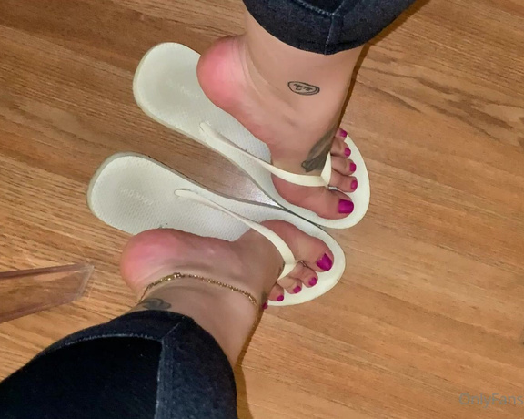 Servingbarefeet aka Servingfet OnlyFans - Customs all weekend get yours!! Tonight it’s a flip flop custom where’s the flip flop lovers