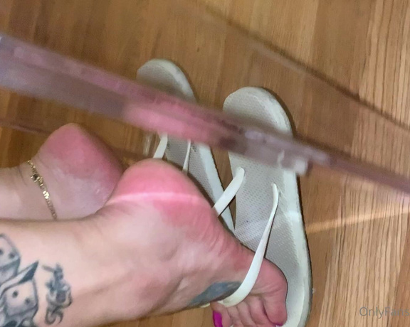 Servingbarefeet aka Servingfet OnlyFans - Customs all weekend get yours!! Tonight it’s a flip flop custom where’s the flip flop lovers