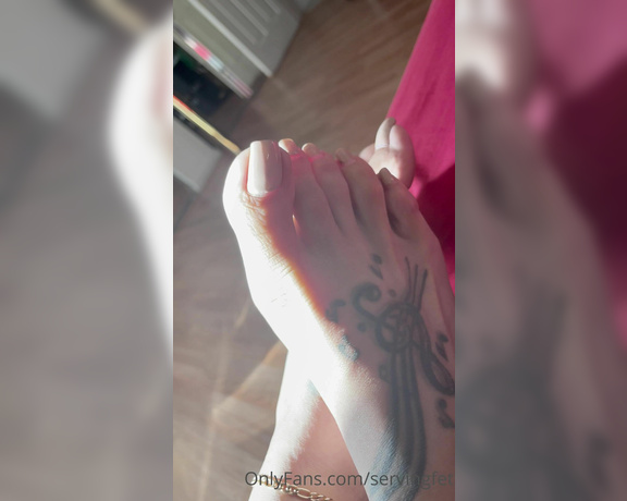 Servingbarefeet aka Servingfet OnlyFans - Been weeks since I’ve felt such peace happy Monday