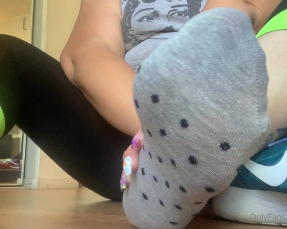 Servingbarefeet aka Servingfet OnlyFans - I love sniffing my socks and shoes! It’s surreal ! Muhfukas think I’m crazy for it lol But I don’t