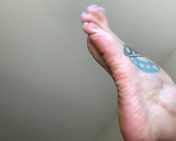 Servingbarefeet aka Servingfet OnlyFans - So fresh & so clean fresh out the shower looking silky and delicious