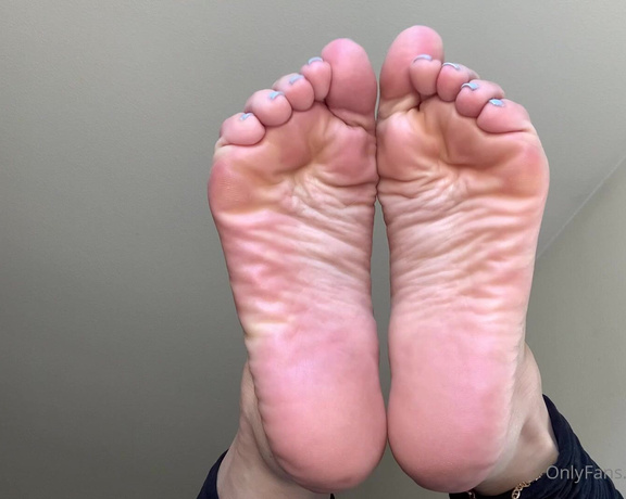 Servingbarefeet aka Servingfet OnlyFans - So fresh & so clean fresh out the shower looking silky and delicious