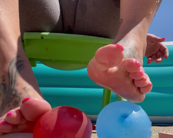 Servingbarefeet aka Servingfet OnlyFans - Hope your 4th of July is explosive!