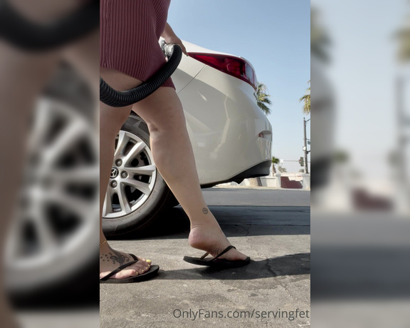 Servingbarefeet aka Servingfet OnlyFans - I shouldn’t have to pump my own gas ! I hate