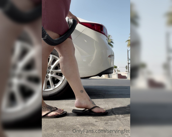 Servingbarefeet aka Servingfet OnlyFans - I shouldn’t have to pump my own gas ! I hate