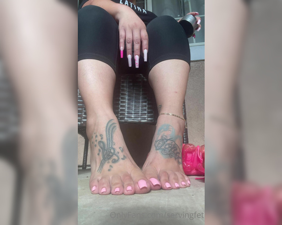 Servingbarefeet aka Servingfet OnlyFans - New pedi ! Trimmed my toenails it was much needed ! What chu think