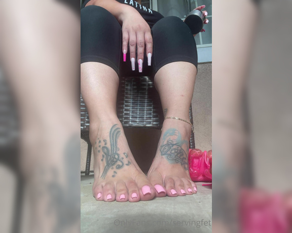 Servingbarefeet aka Servingfet OnlyFans - New pedi ! Trimmed my toenails it was much needed ! What chu think