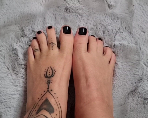 Lady Onyx aka Lady_onyx OnlyFans - Mmmm this fur rug feels so soft on My cute, plump, freshly pedicured toes! Dont you just want