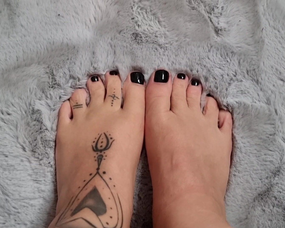 Lady Onyx aka Lady_onyx OnlyFans - Mmmm this fur rug feels so soft on My cute, plump, freshly pedicured toes! Dont you just want