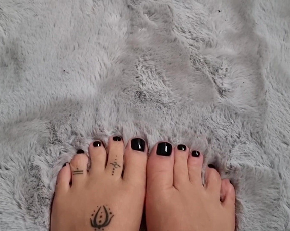 Lady Onyx aka Lady_onyx OnlyFans - Mmmm this fur rug feels so soft on My cute, plump, freshly pedicured toes! Dont you just want