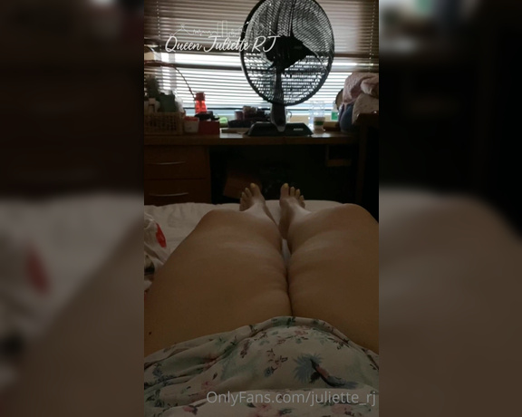 Juliette_RJ aka Juliette_rj OnlyFans - Hot morning no panties, you know that! Est quente demais, sem calcinha, mas vc sabe!