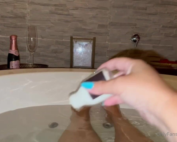 Juliette_RJ aka Juliette_rj OnlyFans - This week full clip is a delicious and sexy DAY on the Jacuzzi! O vdeo full dessa semana um SPA