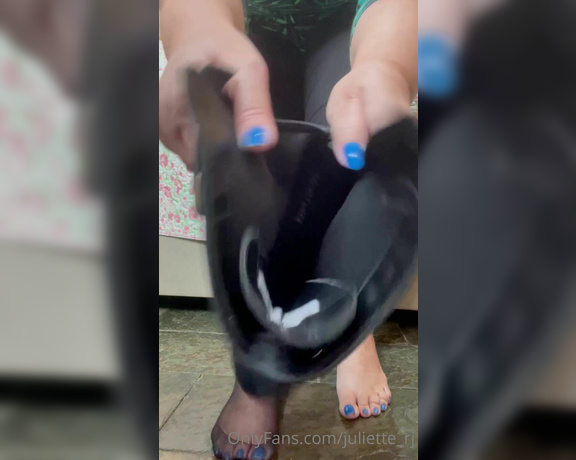 Juliette_RJ aka Juliette_rj OnlyFans - Full video of boots off, sweaty nylons and feet! Vdeo completo tirando as botas, pezinhos e meias