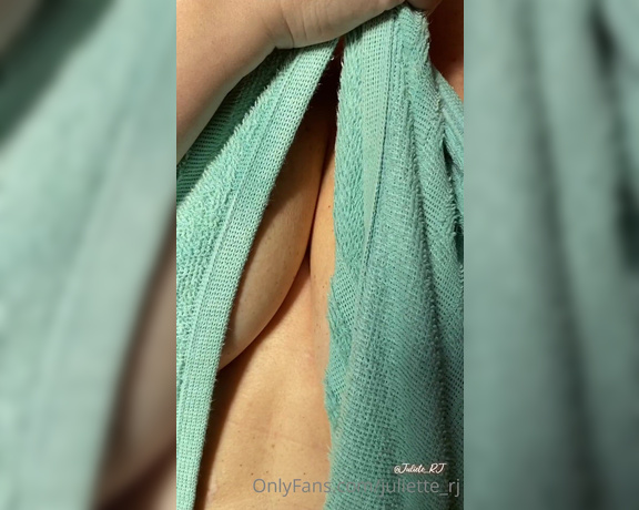 Juliette_RJ aka Juliette_rj OnlyFans - I guess I need help with this towel! Acho que preciso de ajuda com essa toalha!