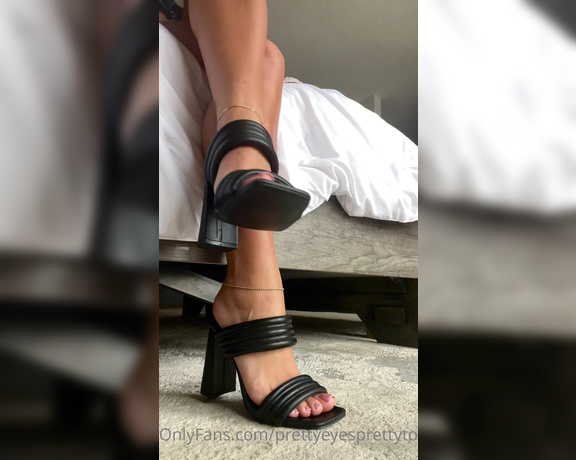 Prettyeyesprettytoes aka Prettyeyesprettytoes OnlyFans - Making you want to serve