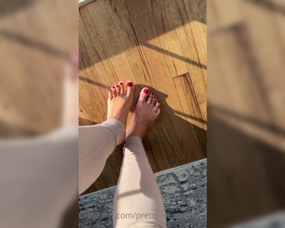 Prettyeyesprettytoes aka Prettyeyesprettytoes OnlyFans - You could never look away