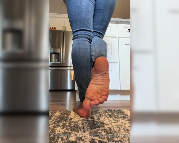 Prettyeyesprettytoes aka Prettyeyesprettytoes OnlyFans - I wish i had a foot slave to clean these feet off for