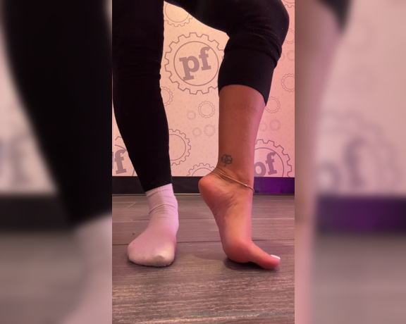 Prettyeyesprettytoes aka Prettyeyesprettytoes OnlyFans - Sweaty gym feet sock reveal