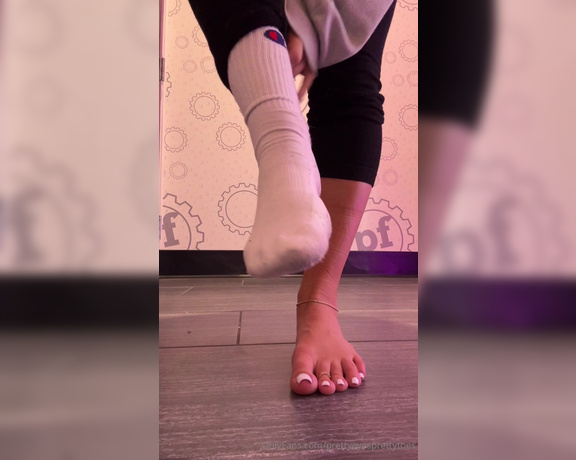 Prettyeyesprettytoes aka Prettyeyesprettytoes OnlyFans - Sweaty gym feet sock reveal