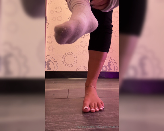 Prettyeyesprettytoes aka Prettyeyesprettytoes OnlyFans - Sweaty gym feet sock reveal