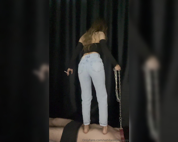 Sahibezeyneppp aka Sahibezeynepppp OnlyFans - Hard trample ( throat trample ) kpeimin her yerini ezdim