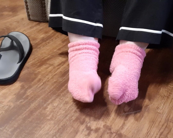 Sexitoes1 aka Sexitoes1 OnlyFans - Smelly socks to delish nude feet