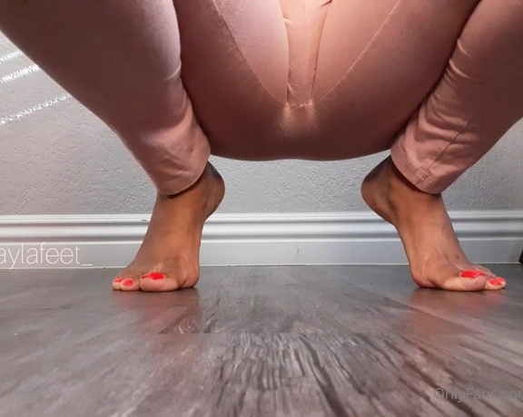 Ilovelaylafeet aka Ilovelaylafeet OnlyFans - While on my Tippy Toes imma squat my phat over your face and allow you just to smell