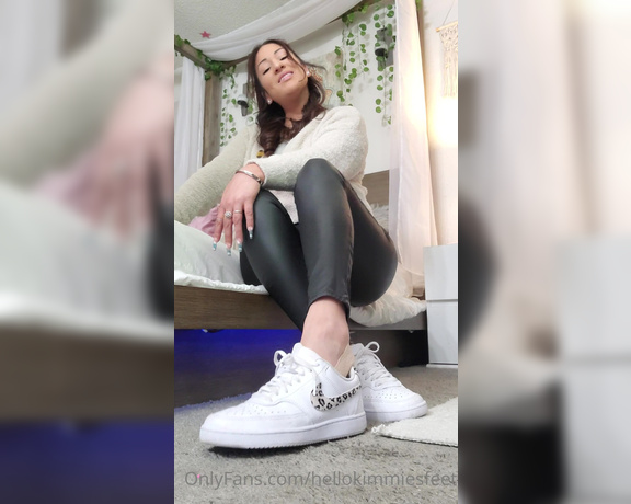 Kimmies Feet aka Hellokimmiesfeet OnlyFans - Rub your face all over my sweaty feet!