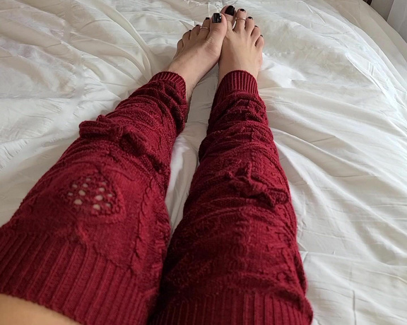 Kimmies Feet aka Hellokimmiesfeet OnlyFans - Leg warmers are so amazing stay cozy and sexy