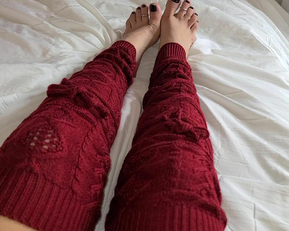 Kimmies Feet aka Hellokimmiesfeet OnlyFans - Leg warmers are so amazing stay cozy and sexy