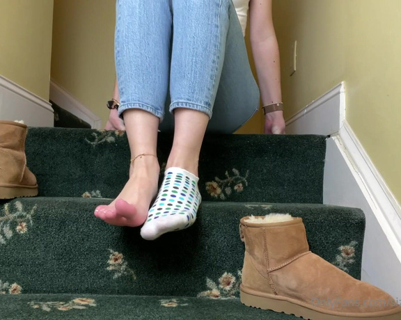 Sizetensolemates aka Sizetensolemates OnlyFans - Wanna watch me take off my muddy socks