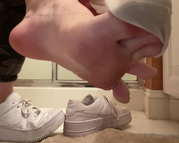 Sizetensolemates aka Sizetensolemates OnlyFans - Watch me peel off my sweaty peds socks before i hop into the shower