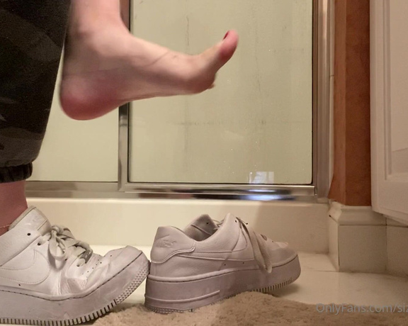 Sizetensolemates aka Sizetensolemates OnlyFans - Watch me peel off my sweaty peds socks before i hop into the shower