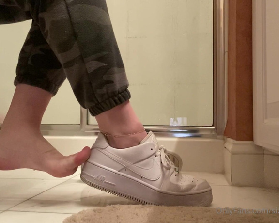 Sizetensolemates aka Sizetensolemates OnlyFans - Watch me peel off my sweaty peds socks before i hop into the shower