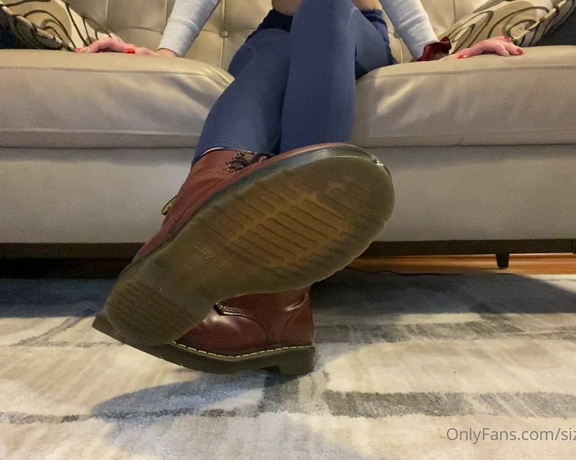 Sizetensolemates aka Sizetensolemates OnlyFans - Sit down on the floor so i can watch your dick get rock hard for me it feels nice to slip off