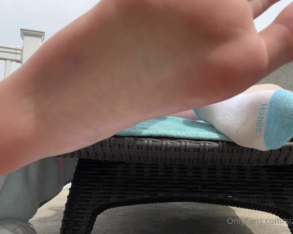 Sizetensolemates aka Sizetensolemates OnlyFans - Taking my sweaty Hanes socks off while i enjoy the beautiful east coast weather today!