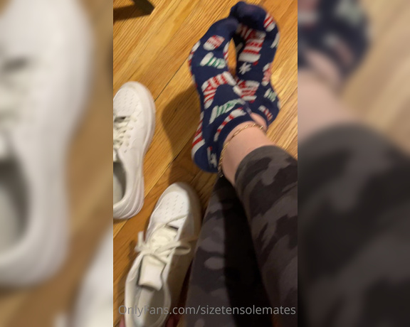 Sizetensolemates aka Sizetensolemates OnlyFans - Make my pussy wet & lick that toe jam out for me like a good boy