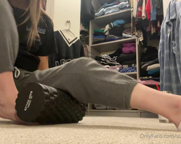 Sizetensolemates aka Sizetensolemates OnlyFans - Watch me rub out my sore leg muscles