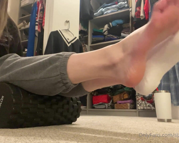 Sizetensolemates aka Sizetensolemates OnlyFans - Watch me rub out my sore leg muscles