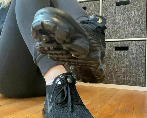 Sizetensolemates aka Sizetensolemates OnlyFans - Get your nose all up in my stinky Hanes socks