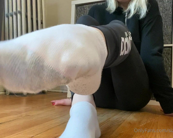 Sizetensolemates aka Sizetensolemates OnlyFans - Get your nose all up in my stinky Hanes socks