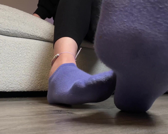 Sizetensolemates aka Sizetensolemates OnlyFans - My purple socks are