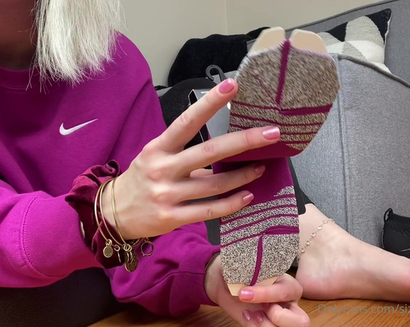 Sizetensolemates aka Sizetensolemates OnlyFans - Cum watch my sock try on & full review videoIm sharing allll of my thoughts on these Nike foot