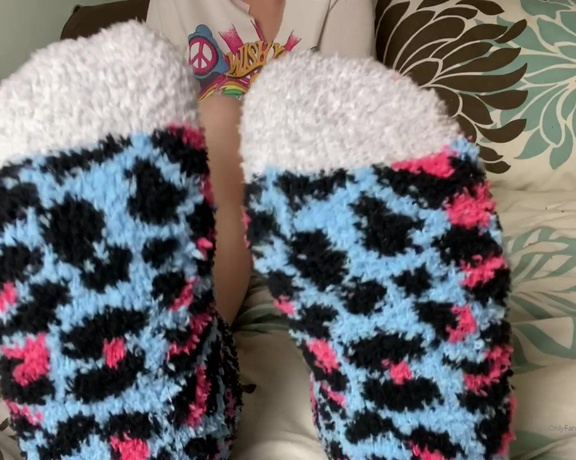 Sizetensolemates aka Sizetensolemates OnlyFans - Ignoring you while i online shopdont these fuzzy socks look yummy on my feet