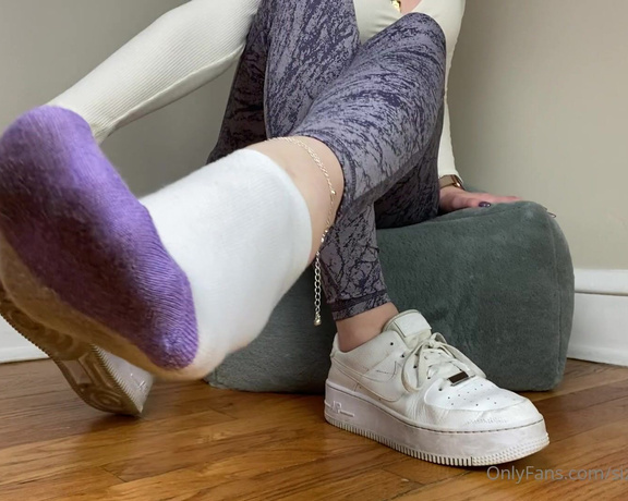 Sizetensolemates aka Sizetensolemates OnlyFans - You better jerk off to my new purple & white ankle socks