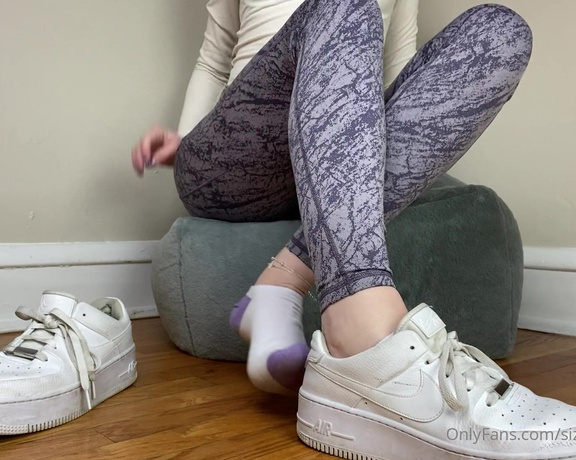 Sizetensolemates aka Sizetensolemates OnlyFans - You better jerk off to my new purple & white ankle socks